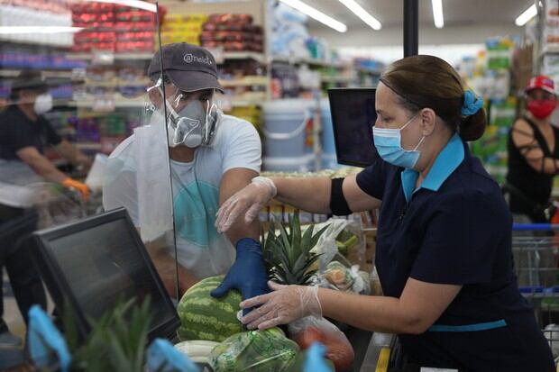 Los jóvenes de 16 a 24 años se verán afectados, según Pew Research Center, porque la mitad de ellos trabaja en el sector de servicios (Foto: AFP)