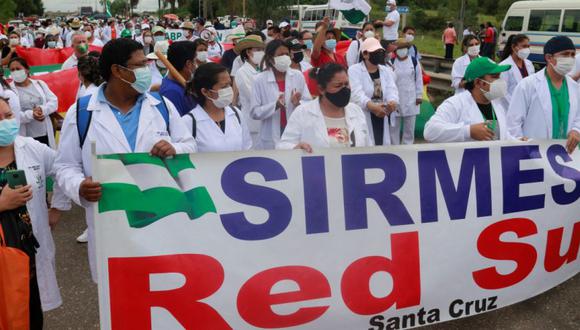 Trabajadores de la salud marchan hoy para exigir la abrogación de la ley de Emergencia Sanitaria promulgada por el Gobierno de Luis Arce, en Santa Cruz (Bolivia). (Foto: EFE/Juan Carlos Torrejón).