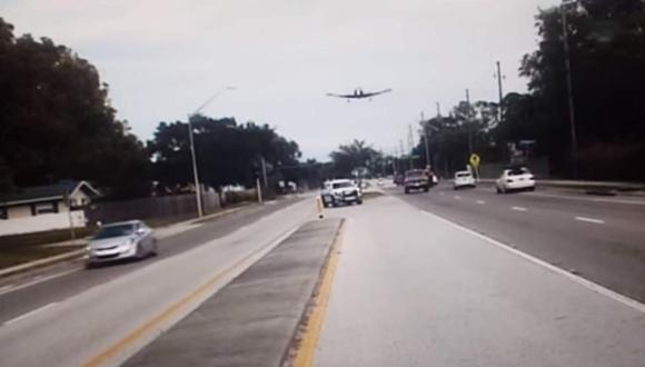 El hecho ocurrió en la carretera de North Kenne, en la localidad de Clearwater, debido a fallas en el motor de la avioneta. (Foto: Youtube)