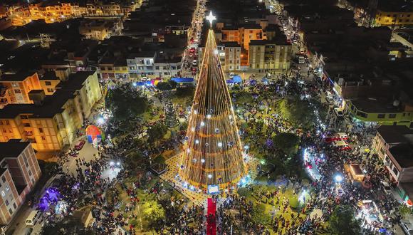 ¿Dónde está ubicado el árbol de Navidad más grande del Perú? | Foto: Municipalidad Crnl. Gregorio Albarracín Lanchipa / Facebook