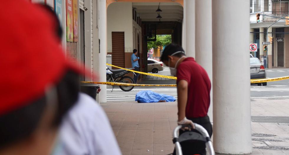 El cadáver de un hombre que se había derrumbado en la acera es visto en la ciudad de Guayaquil. (REUTERS/Vicente Gaibor del Pino).
