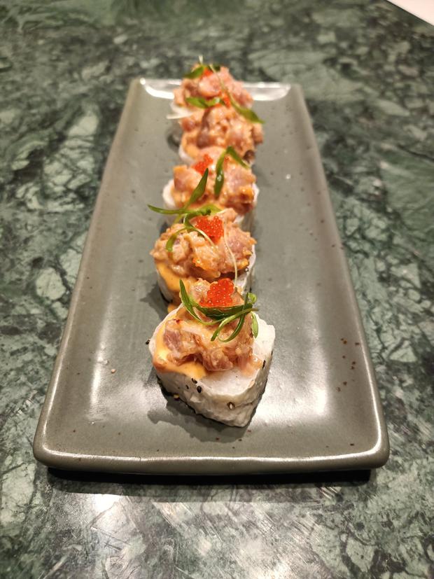 Kimo has 5 proposals for makis.  Among them, the spicy tuna, with crispy prawns and soybean leaves. 