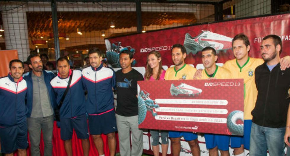 Nolberto Solano premiando a los ganadores de concurso de Puma (Foto: Burson)