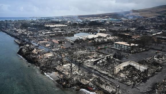 Casas y edificios destruidos en el paseo marítimo quemados hasta los cimientos en Lahaina después de los incendios forestales en el oeste de Maui, Hawái, el 10 de agosto de 2023. (Foto de Patrick T. Fallon / AFP)