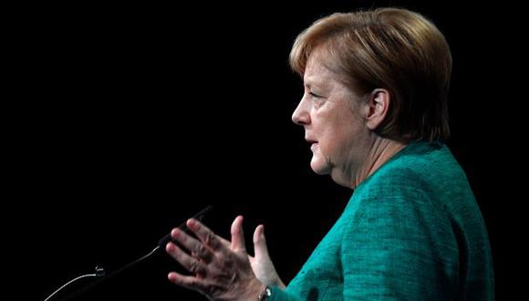 La Canciller alemana Angela Merkel se dirige a la audiencia durante una conferencia organizada por la Federación de Industrias Alemanas (BDI). (Foto: AFP)