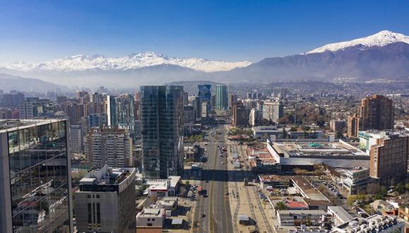 Una vista aérea de Santiago del 28 de julio de 2020 con menos contaminación debido a la cuarentena por coronavirus. (Foto de MARTIN BERNETTI / AFP).