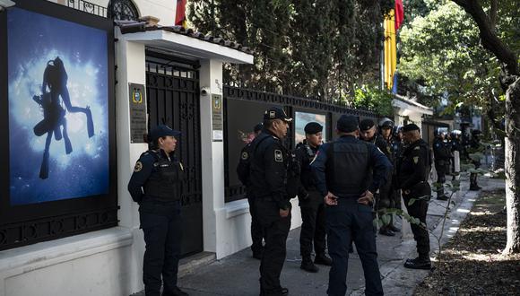 Agentes de la policía antidisturbios y miembros del cuerpo de la policía diplomática hacen guardia frente a la embajada de Ecuador en la Ciudad de México el 6 de abril de 2024. (Foto de Yuri CORTEZ / AFP)