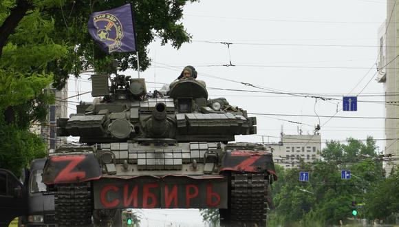 Los miembros del grupo Wagner se sientan encima de un tanque en una calle de la ciudad de Rostov-on-Don. (Foto de STRINGER / AFP)