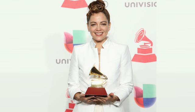 Natalia Lafourcade también obtuvo un premio en los Grammy Latino 2018. Fue distinguida con el trofeo por Mejor álbum folclórico. (Foto: AFP)