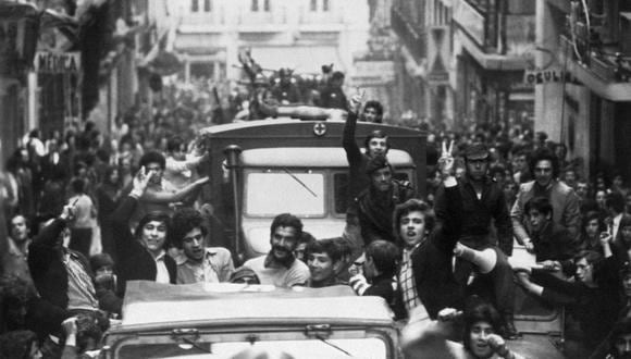 Gente celebra el 27 de abril de 1974 en las calles de Lisboa, tras el golpe de Estado del 25 de abril que derrocó al gobierno autoritario del "Estado Novo" dirigido por Marcelo Caetano. (Foto de AFP)