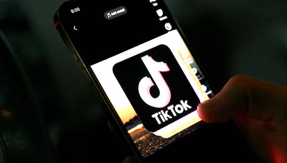El icono de una aplicación de teléfono móvil para compartir videos, TikTok, aparece en un teléfono móvil utilizado por un joven afgano en Kabul. (Foto de Wakil Kohsar / varias fuentes / AFP)