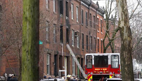Bomberos trabajan en un edificio de apartamentos donde ocurrió un incendio, el miércoles 5 de enero de 2022, en Filadelfia. (Foto AP / Matt Rourke).