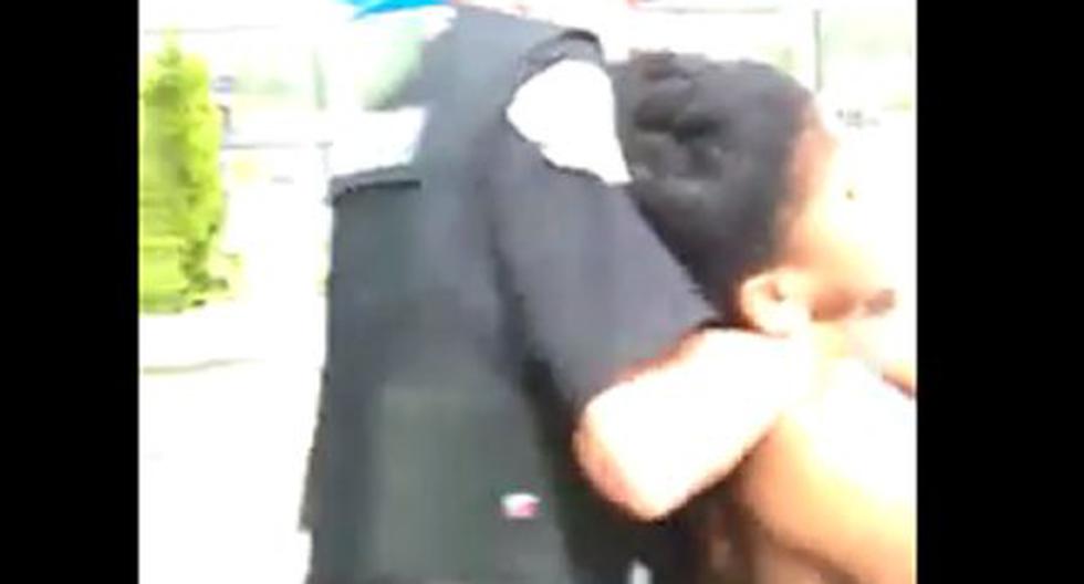 Policía redujo de forma violenta a menor. (Foto: Captura YouTube)