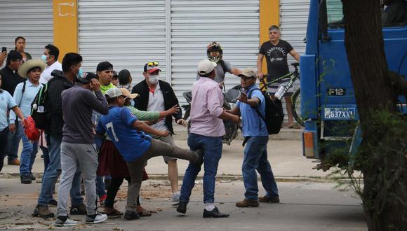 Manifestantes cargan llantas para bloquear vías en el primer día de una huelga indefinida para exigir que en 2023 se realice un censo de población y vivienda hoy, en Santa Cruz (Bolivia). (Foto de EFE/ Juan Carlos Torrejon)