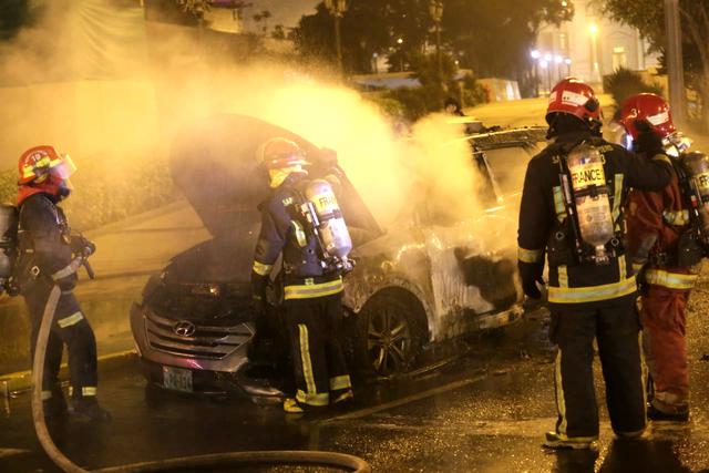 Un patrullero de la comisaría de Alfonso Ugarte terminó calcinado luego que se incendiara por un posible corto circuito. Foto: César Grados / @photo.gec