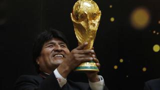 Evo Morales levanta la Copa del Mundo en Palacio de Gobierno