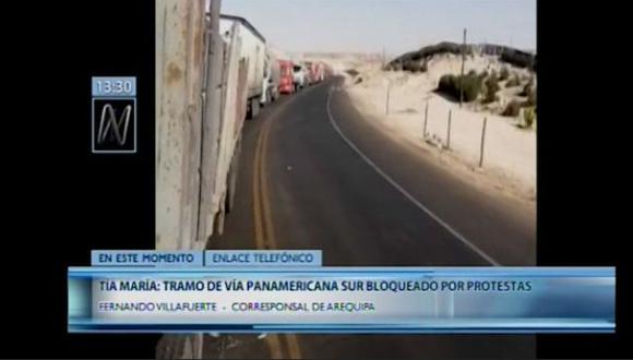 Policía informó que hasta la fecha se reporta varios tramos de la Panamericana Sur permanecen bloqueados por protestas contra Tía María. (Captura: Canal N)