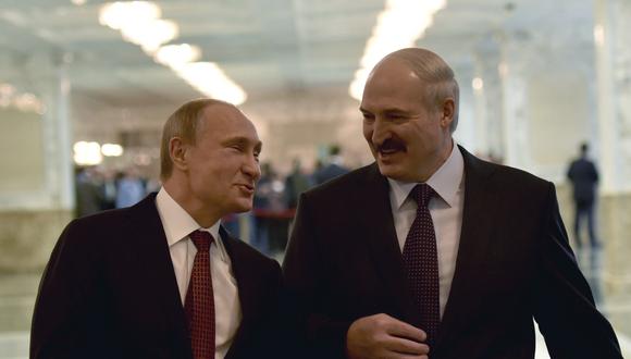 El presidente de Rusia, Vladimir Putin, sonriente con su par de Bielorrusia, Alexander Lukashenko. Fotografía del 11 de febrero del 2015. REUTERS