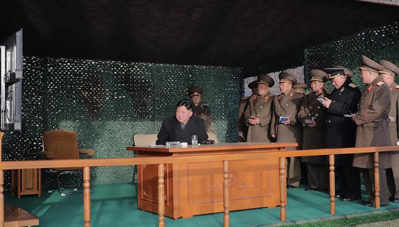 El líder de Corea del Norte, Kim Jong Un, observa la Unidad de Artillería de Marte, responsable de importantes misiones operativas del Ejército Popular de Corea, el 9 de marzo de 2023. (Foto de KCNA VIA KNS / AFP)
