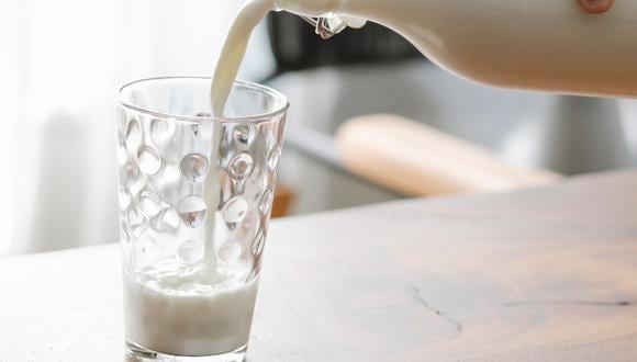 “La leche de vaca es un alimento altamente nutritivo, motivo por el cual la mayoría de nutricionistas lo recomendamos", explica la experta en nutrición. (Foto: Pexel)