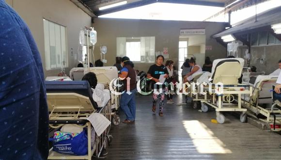 Pacientes de emergencia en el hospital María Auxiliadora se encuentran hacinados. Algunos son atendidos en los pasillos del centro de salud. (Foto: El Comercio)
