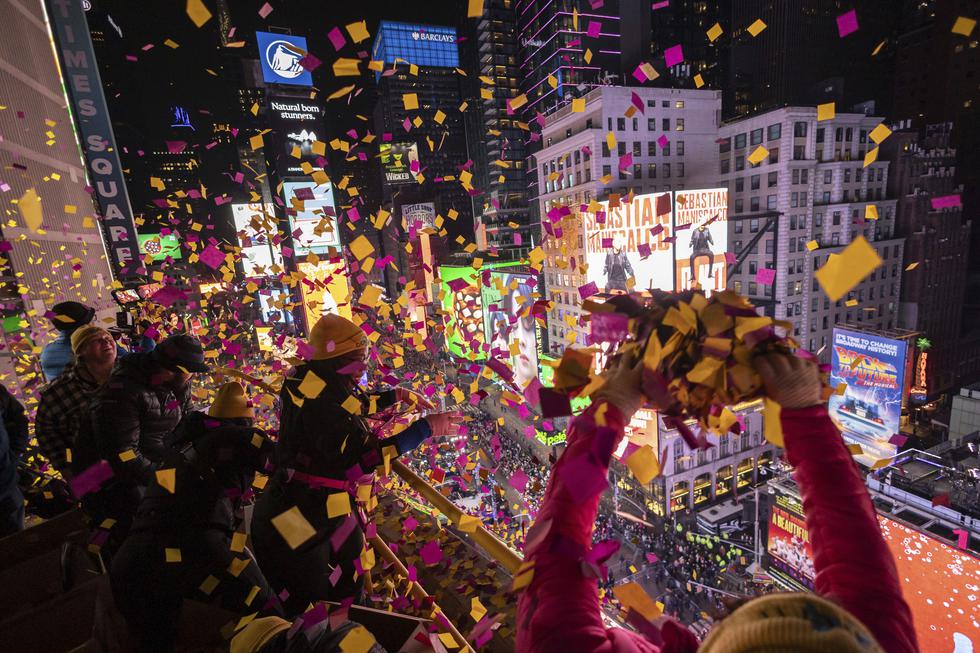 Los voluntarios de Times Square Alliance lanzan confeti durante la celebración de Año Nuevo 2024 en Nueva York. (Foto AP/Yuki Iwamura).