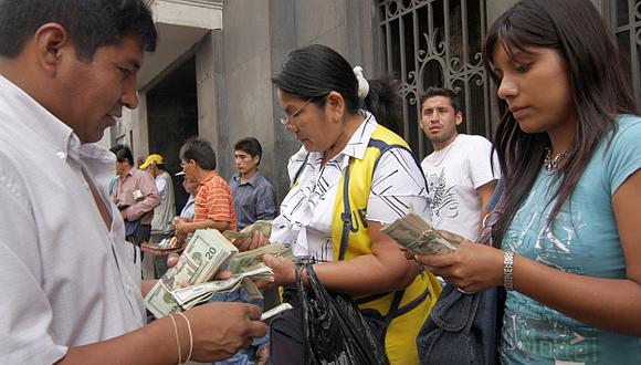 En el mercado informal, el tipo de cambio se cotizó a S/3,249. (Foto: El Comercio)
