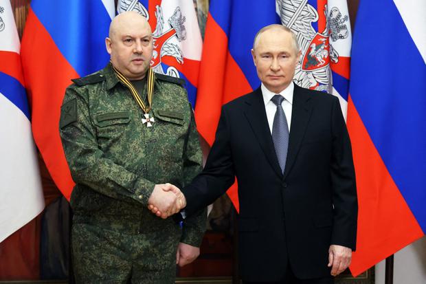El 31 de diciembre del 2022, Vladimir Putin condecoró a Surovikin por su labor comandando a las tropas rusas en el frente de batalla ucraniano. 