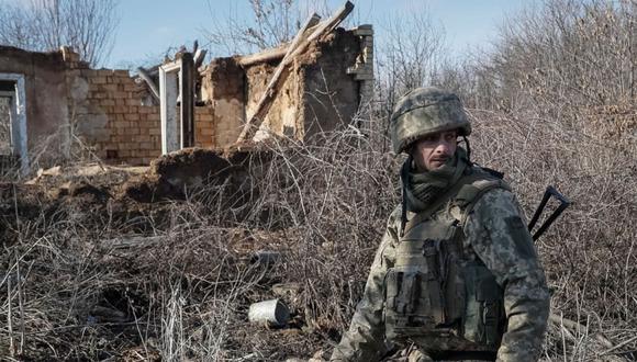 Un miembro del servicio ucraniano es visto en primera línea cerca del pueblo de Zaitseve en la región de Donetsk, Ucrania. (Foto: REUTERS/Gleb Garanich).