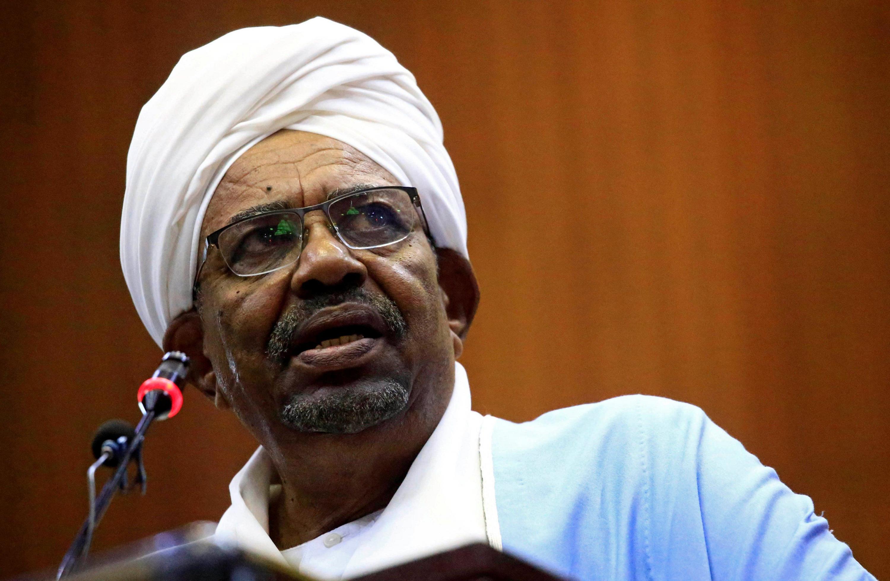 Omar al Bashir gobernó Sudán con mano de hierro desde su llegada al poder por un golpe de Estado en 1989. Desde hace una década tiene dos órdenes de captura de la Corte Penal Internacional. (Reuters)