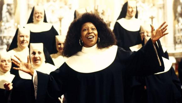 Tras ser testigo de un crimen de la mafia, una cantante se esconde en un convento e irrumpe en el tranquilo mundo de las monjas con su talento musical. (Foto: Touchstone Pictures)