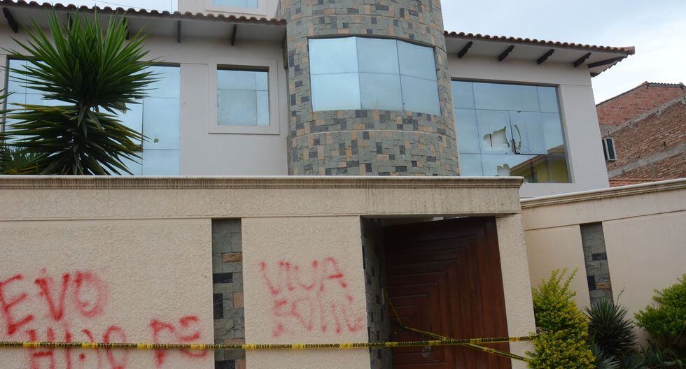Una imagen de la fachada de la casa de Evo Morales con una ventana rota y un graffiti que dice "Viva Bolivia". (Foto: AFP) Una imagen de la fachada de la casa de Evo Morales con una ventana rota y un graffiti que dice "Viva Bolivia". (Foto: AFP)