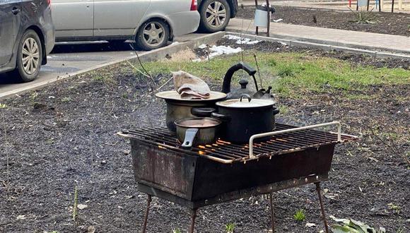 Los residentes de la ciudad de Mariúpol han llegado a cocinar hasta palomas de las calles para poder sobrevivir al asedio de las tropas rusas debido a la escasez de suministros básicos en la urbe. (EFE/Galyna Balabanova).