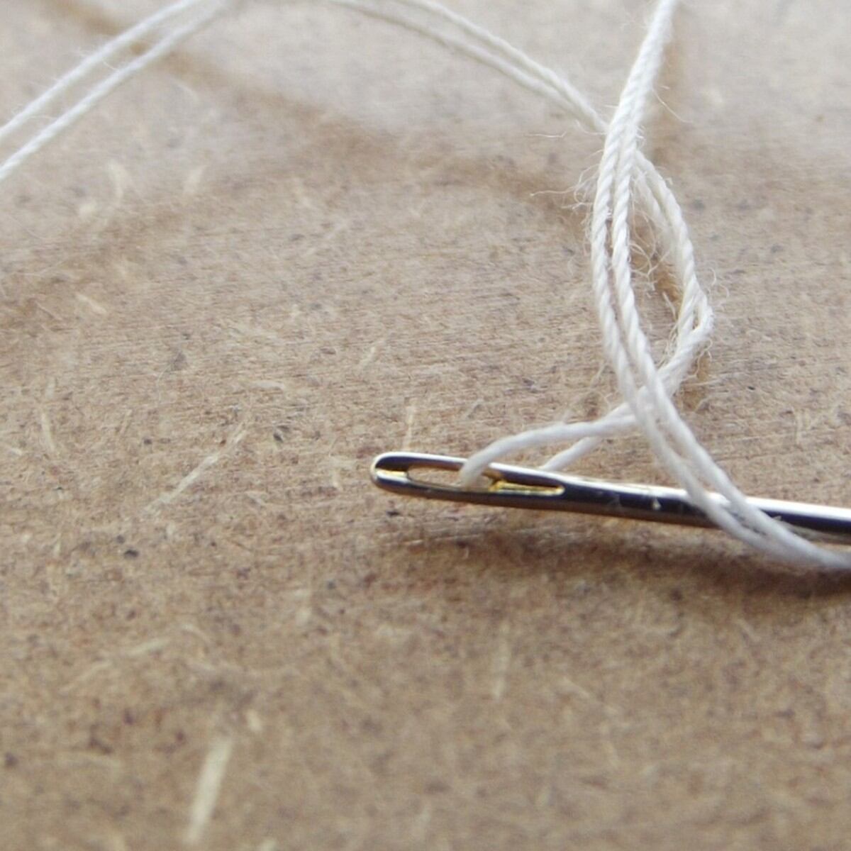 Cómo enhebrar agujas de coser a mano