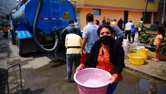 A finales de setiembre último los habitantes de SJL tuvieron que acarrear agua de cisternas por aniego. (Foto: GEC)