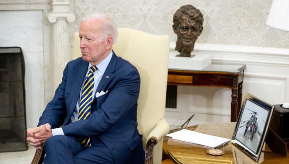 El presidente de los Estados Unidos, Joe Biden, escucha al presidente de Sudáfrica, Cyril Ramaphosa, durante una reunión en la oficina oval de la Casa Blanca en Washington, DC, el 16 de septiembre de 2022. (Foto de SAUL LOEB / AFP)
