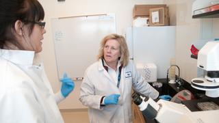 Judy Mikovits, la cuestionada viróloga estadounidense que afirma que el coronavirus es una farsa