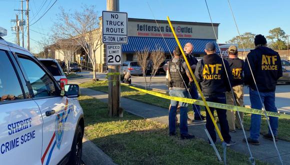 Agentes de la ley se encuentran cerca del lugar de un tiroteo en una tienda de armas en Metairie, Louisiana, EE.UU. (Foto: REUTERS / Catherine Koppel).