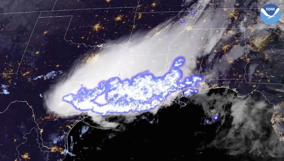 Esta imagen satelital proporcionada por la Administración Nacional Oceánica y Atmosférica muestra tormentas eléctricas que contenía el destello más largo que cubrió una distancia horizontal de 768 kilómetros en partes del sur de los Estados Unidos. (NOAA vía AP).