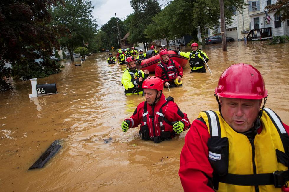 Miembros de New Market Volunteer Fire Company realizan una búsqueda de damnificados después de una inundación repentina provocada por la tormenta tropical Henri en Helmetta, Nueva Jersey. (TOM BRENNER / AFP).