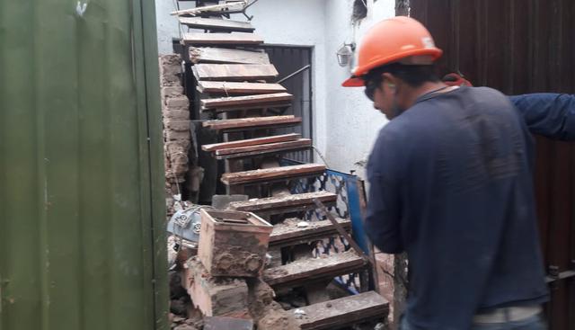 Vivienda resultó afectada debido a la demolición que se realiza en casa colindante. Dos personas quedaron atrapadas en el segundo piso. (Foto: Yasmin Rosas / El Comercio)