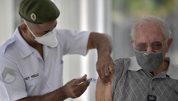 Personal militar del Ejército Brasileño vacuna a ancianos mayores de 89 años, con la segunda dosis de la vacuna AstraZeneca / Oxford contra el nuevo coronavirus en Belo Horizonte, Estado de Minas Gerais, Brasil, el 1 de mayo de 2021. (Foto de Douglas MAGNO / AFP).