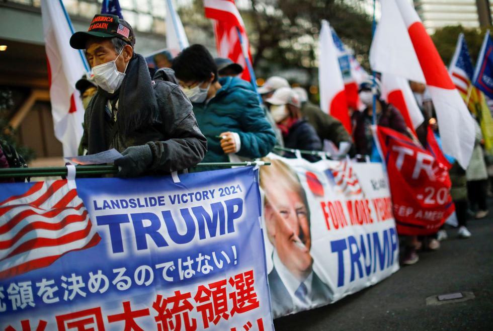 Un pequeño grupo de seguidores japoneses de Donald Trump salió a las calles de Tokio el miércoles, gritando su apoyo al presidente saliente de Estados Unidos horas antes de que su sucesor Joe Biden tome posesión del cargo. (Texto y foto: Reuters).