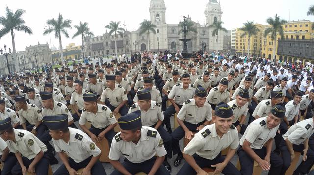 Masiva cajoneada en Plaza de Armas bate récord Guinness [Fotos] - 8