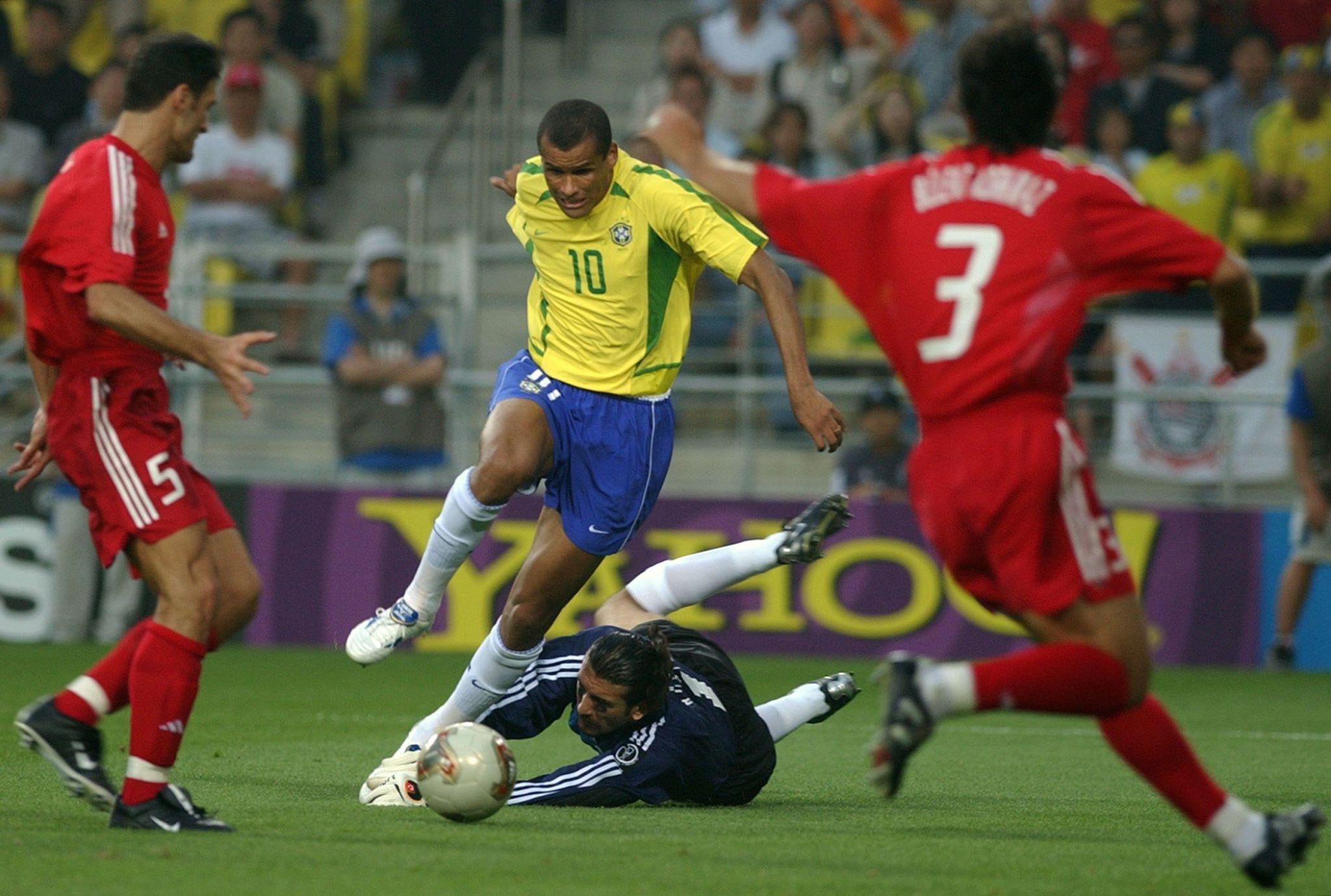En la primera y única Copa del Mundo disputada en Asia, Rivaldo solo pudo vencer de penal a Recber en dos partidos. (Foto: AFP).