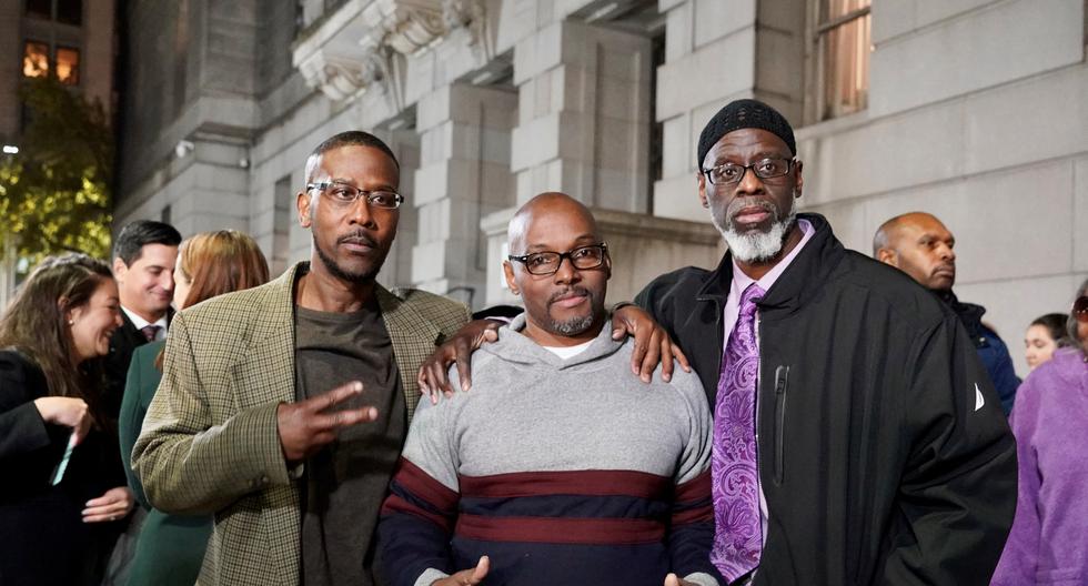 De izquierda a derecha, Alfred Chesnut, Andrew Stewart y Ransom Watkins posan para una fotografía después de su liberación en Baltimore el 25 de noviembre de 2019. (AFP).