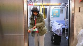 Nueva York reforzó apoyo a mendigos tras hallazgo de dos muertos en el metro