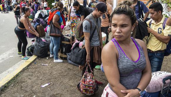 Migrantes venezolanos llegan para obtener una solicitud de refugio en el puesto fronterizo peruano en el centro de atención fronteriza binacional  en Tumbes, Perú, el 14 de junio de 2019. (Foto: Cris BOURONCLE / AFP)