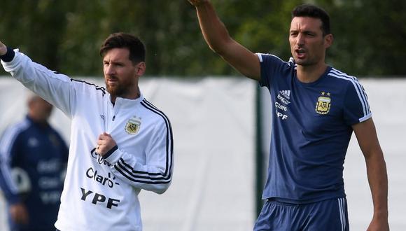 Leo Messi y Lionel Scaloni compartiendo indicaciones en una práctica de Argentina. (Foto: EFE)