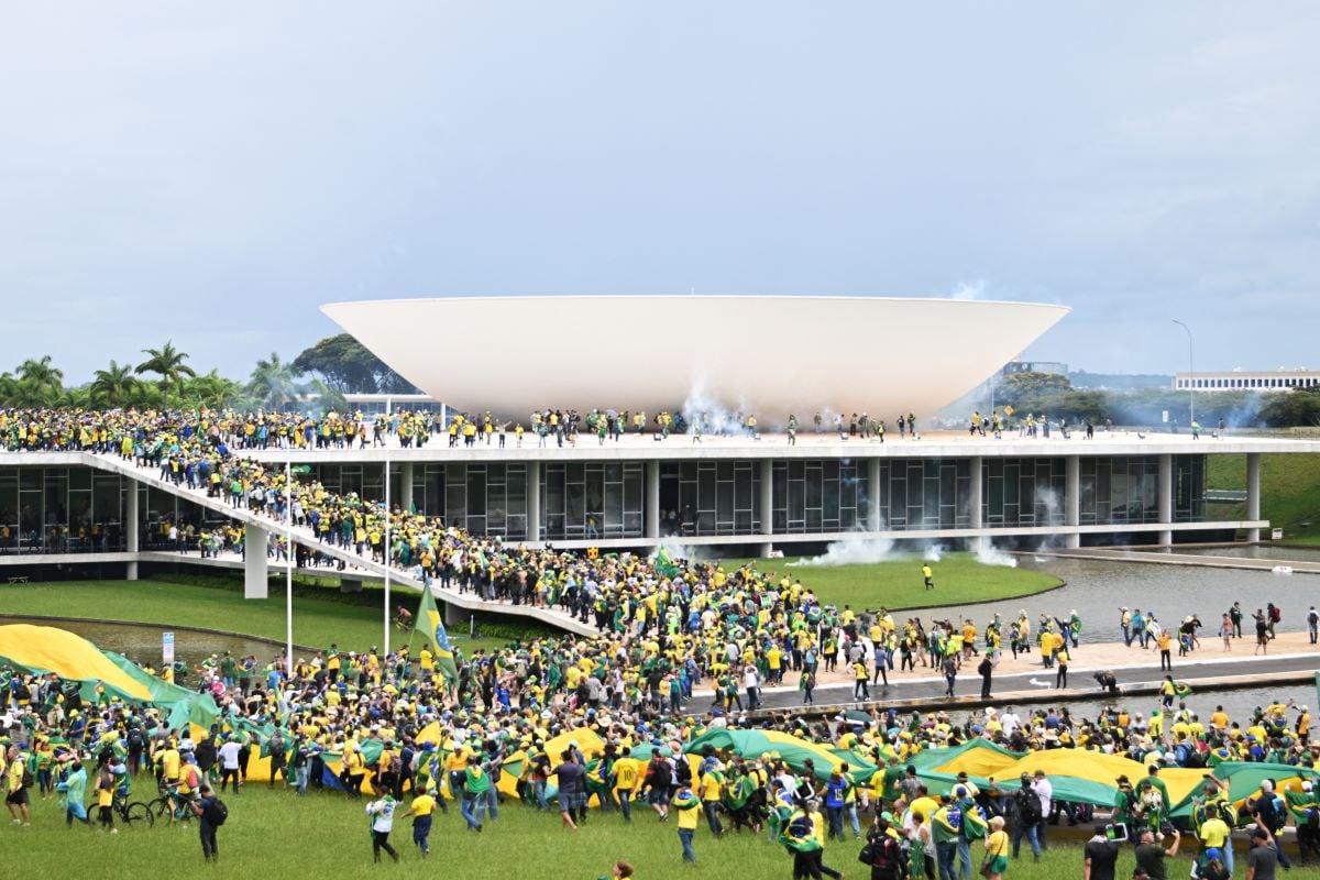 Supporters of former Brazilian President Jair Bolsonaro hold a demonstration at the Explanada dos Ministerios in Brasilia on January 8, 2023. (EVARISTO SA / AFP).